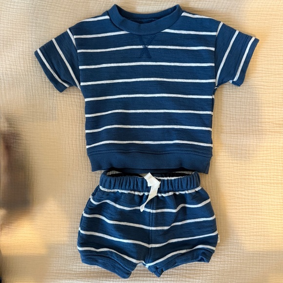 NWOT Little Planet 2-Piece Organic Cotton French Terry Set, 9 months - Picture 1 of 3